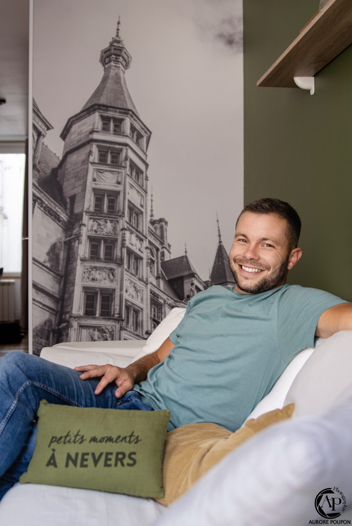 Photo de Mathieu Morel durant l'interview par le Journal du centre à l'occasion de la décoration d'un logement de Nevers pour Primo Conciergerie