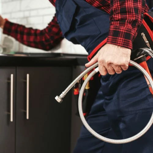 Photo d'un plombier illustrant le service de dépannage et petit entretien concernant la plomberie, l'électricité, la serrurerie ou d'autres urgences diverses