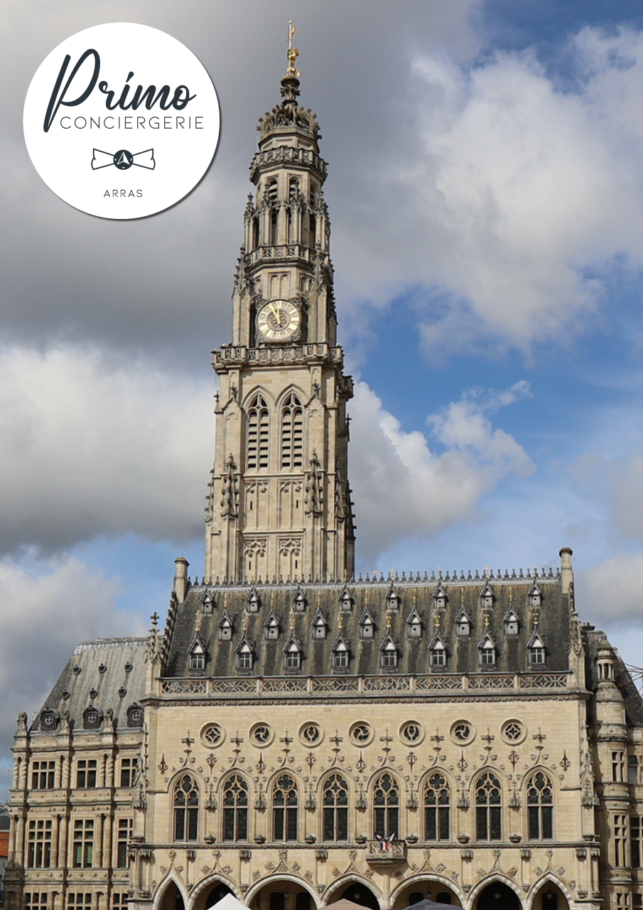 Vue du beffroi et de la façade de l'hôtel de ville d'Arras.