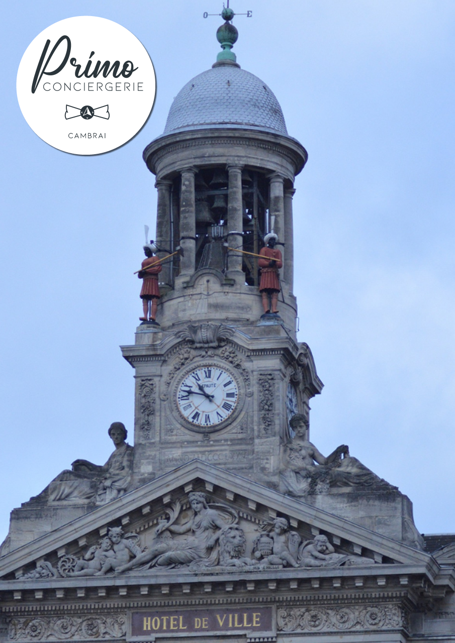 Hôtel de ville de Cambrai avec son horloge et ses sculptures sur la façade.