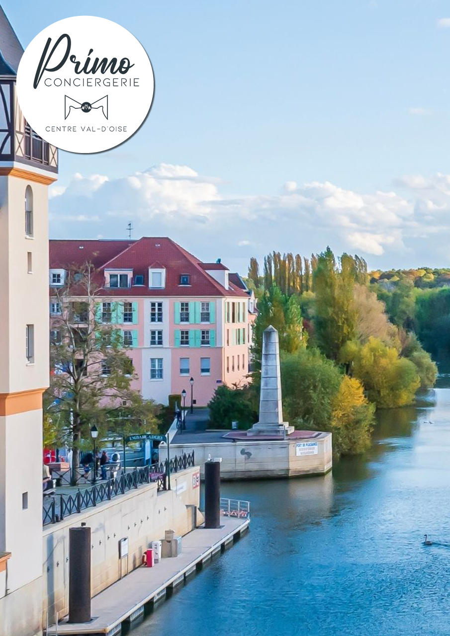 Bâtiments colorés et rivière dans le Centre Val-d'Oise, par une journée ensoleillée.