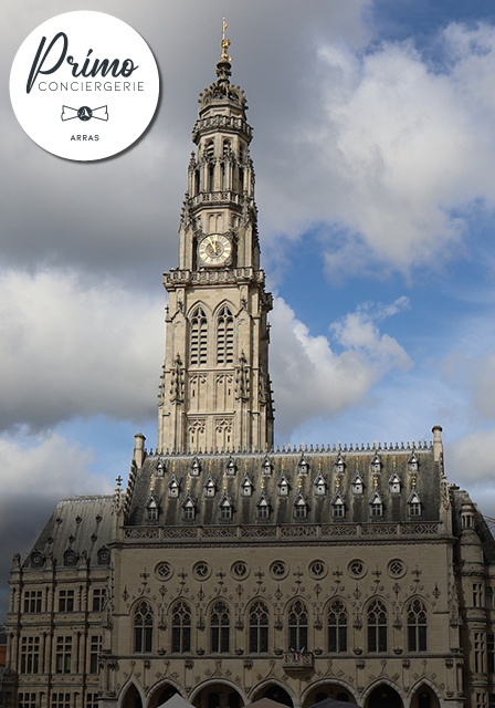 Vue du beffroi et de la façade de l'hôtel de ville d'Arras.