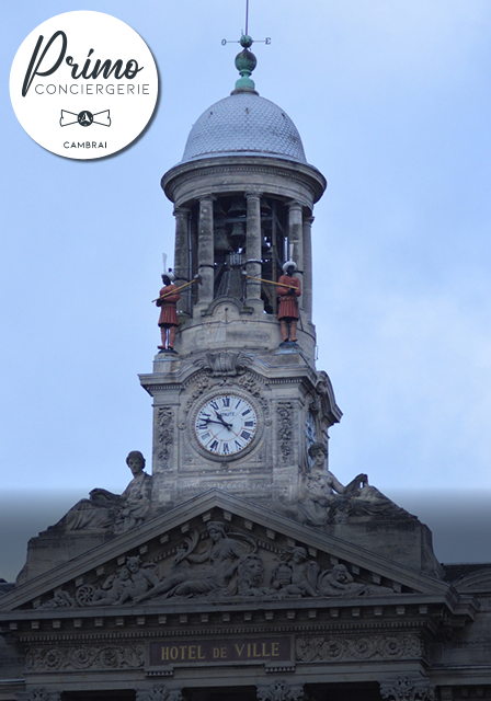 Hôtel de ville de Cambrai avec son horloge et ses sculptures sur la façade.