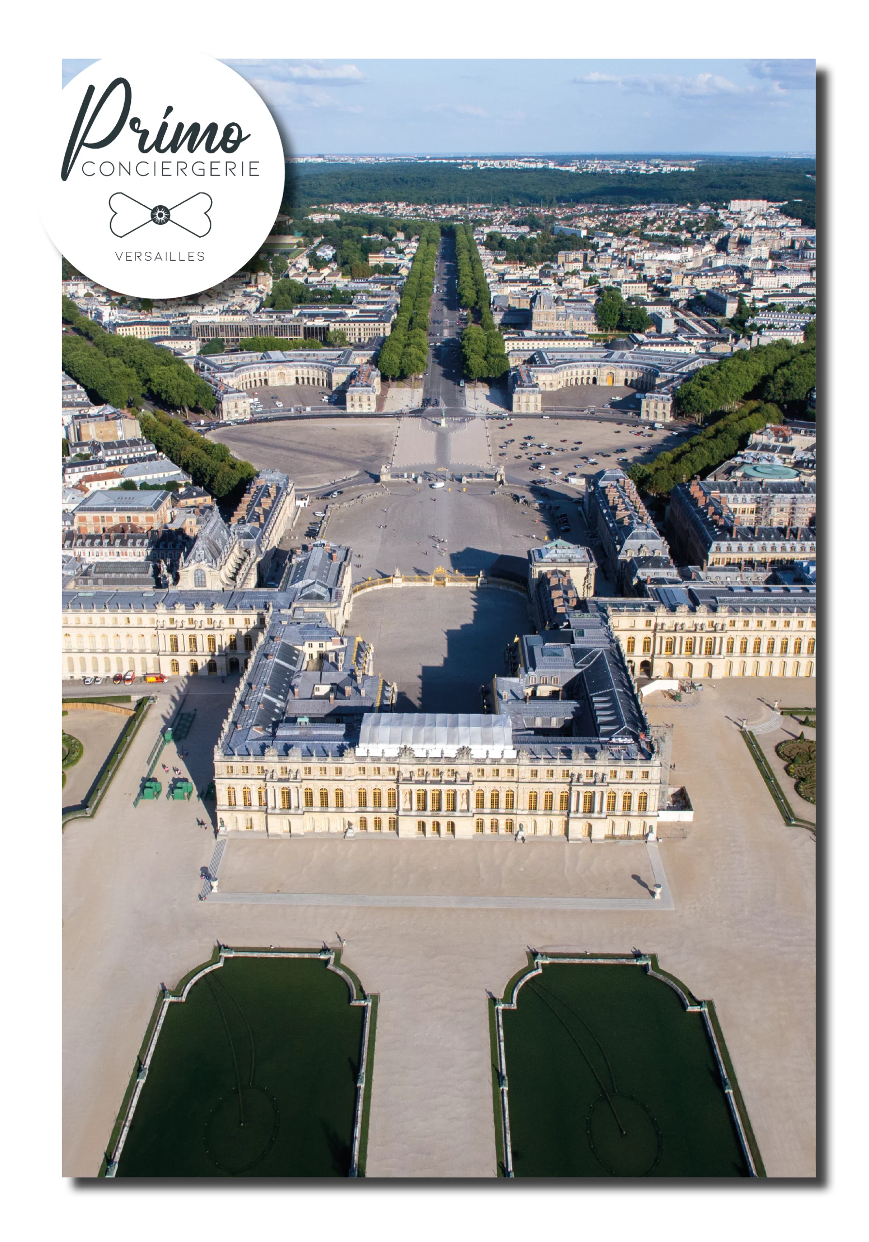 Photographie de la ville de Versailles, célèbre pour son château et ses jardins, montrant les bâtiments historiques, les rues pavées et les espaces verts bien entretenus.