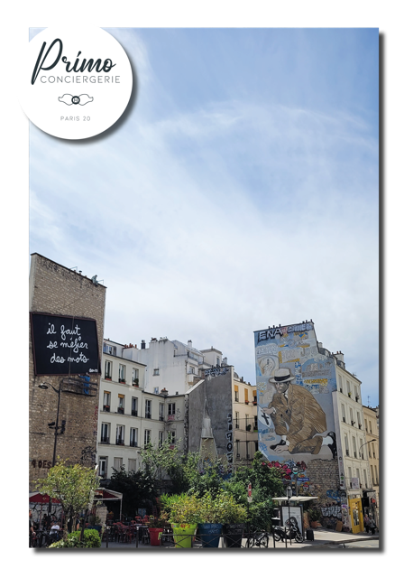 Conciergerie de Paris 20ème, Quartier de Belleville. Rue du 20ème arrondissement de Paris, avec des bâtiments typiquement parisiens. Deux fresques murales dominent la scène : l'une porte l'inscription "il faut se méfier des mots" et l'autre représente un homme en tenue rétro.