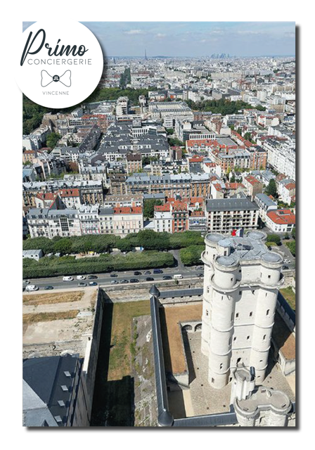 Conciergerie de Vincennes. Vue aérienne du château de Vincennes et de son parc, avec un grand bassin rectangulaire entouré de vastes espaces verts.