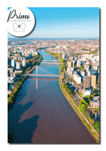 Conciergerie de Nantes sud, vue aérienne avec la Loire traversée par un pont moderne, entourée d'immeubles et de verdure sous un ciel bleu clair