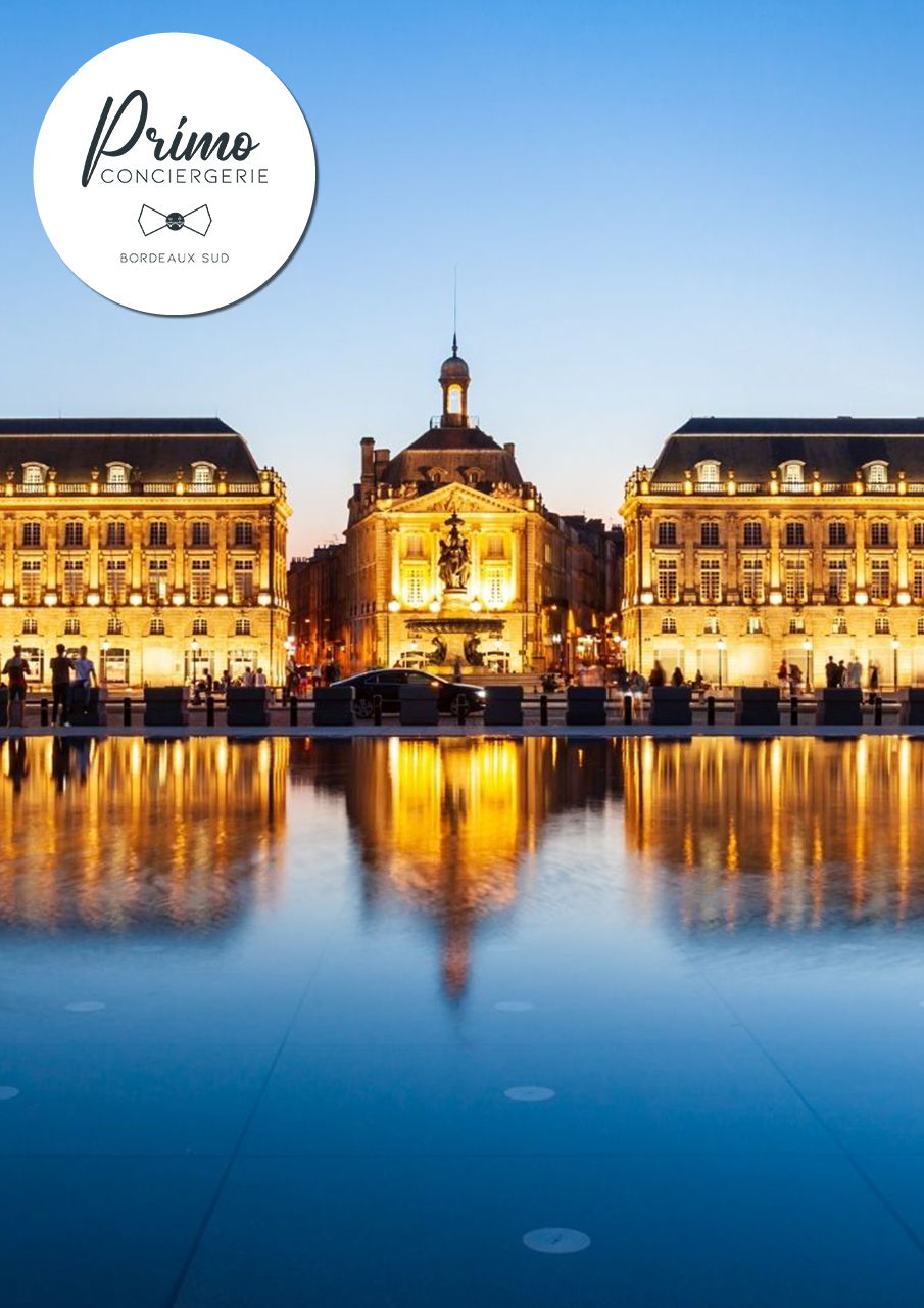 Place de la Bourse à Bordeaux, illuminée en soirée.