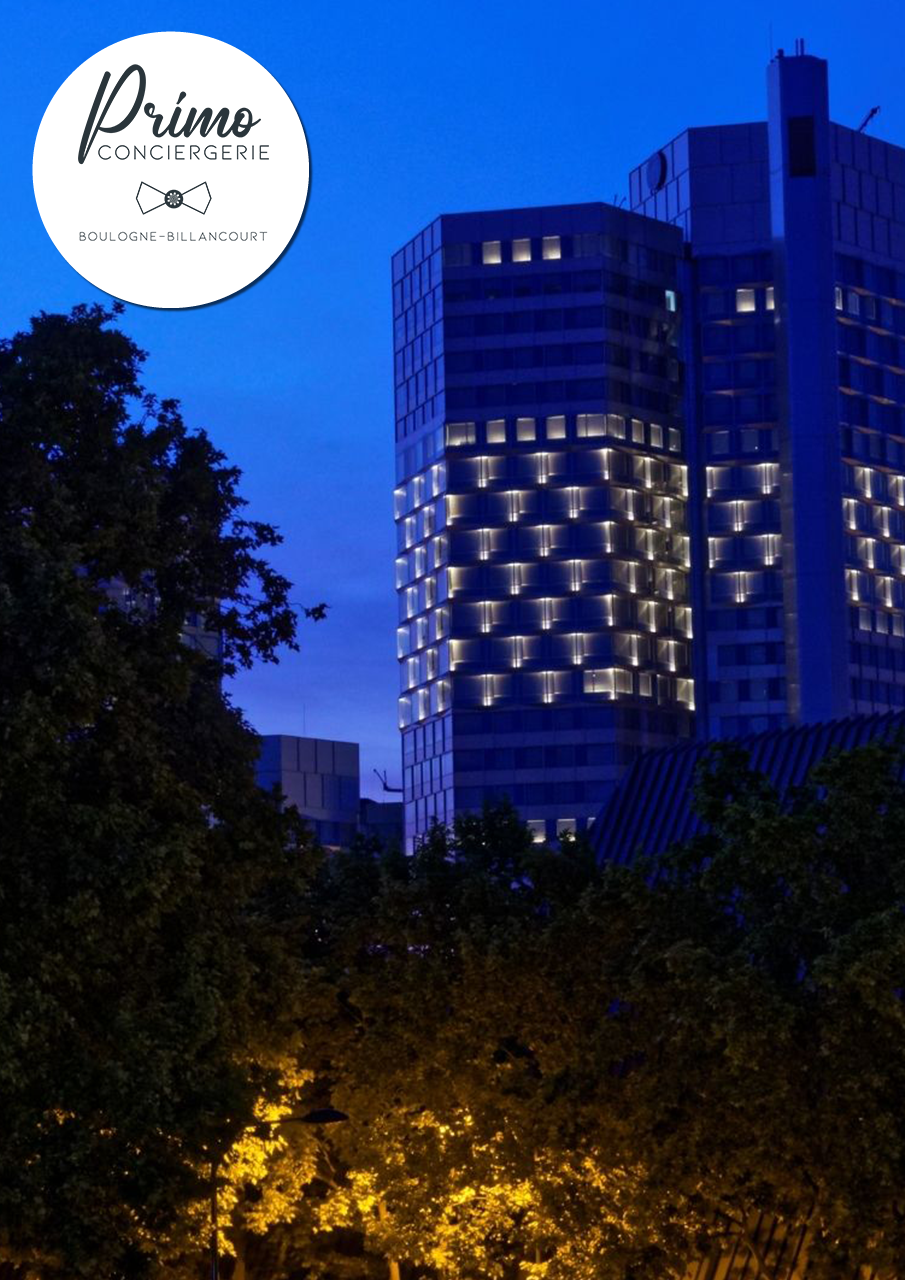 Bâtiment éclairé à Boulogne-Billancourt de nuit.