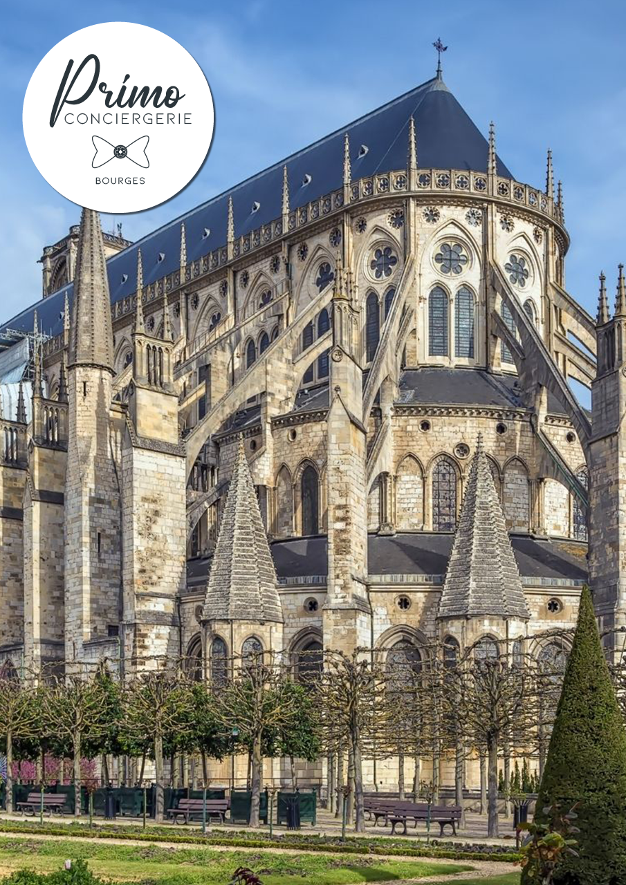 Cathédrale de Bourges entourée de jardins.