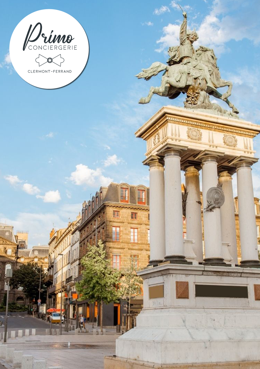 Statue sur une place ensoleillée à Clermont-Ferrand.