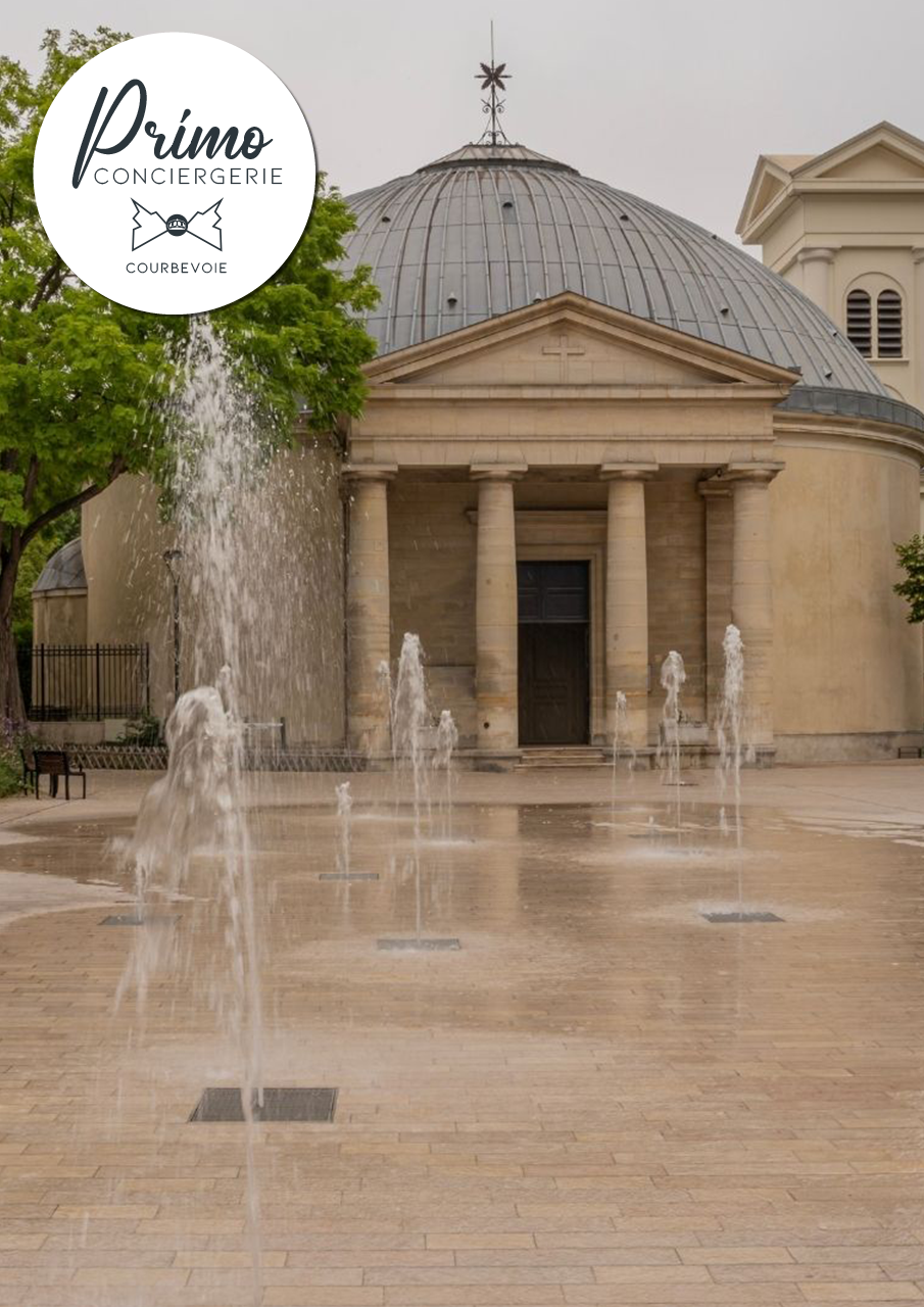 Fontaine devant un bâtiment historique à Courbevoie.