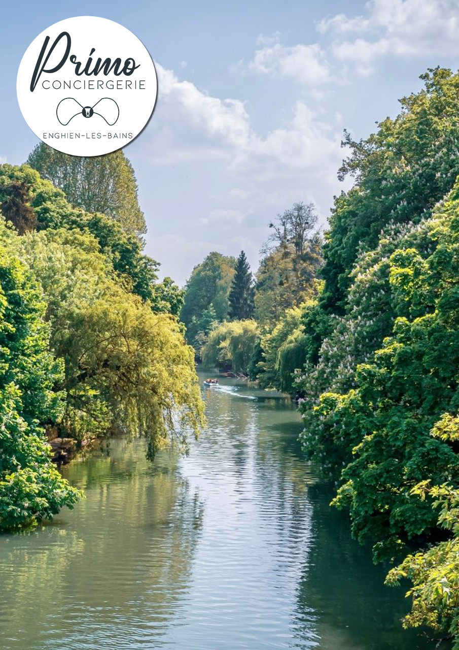 Rivière bordée de végétation luxuriante à Enghien-les-Bains.