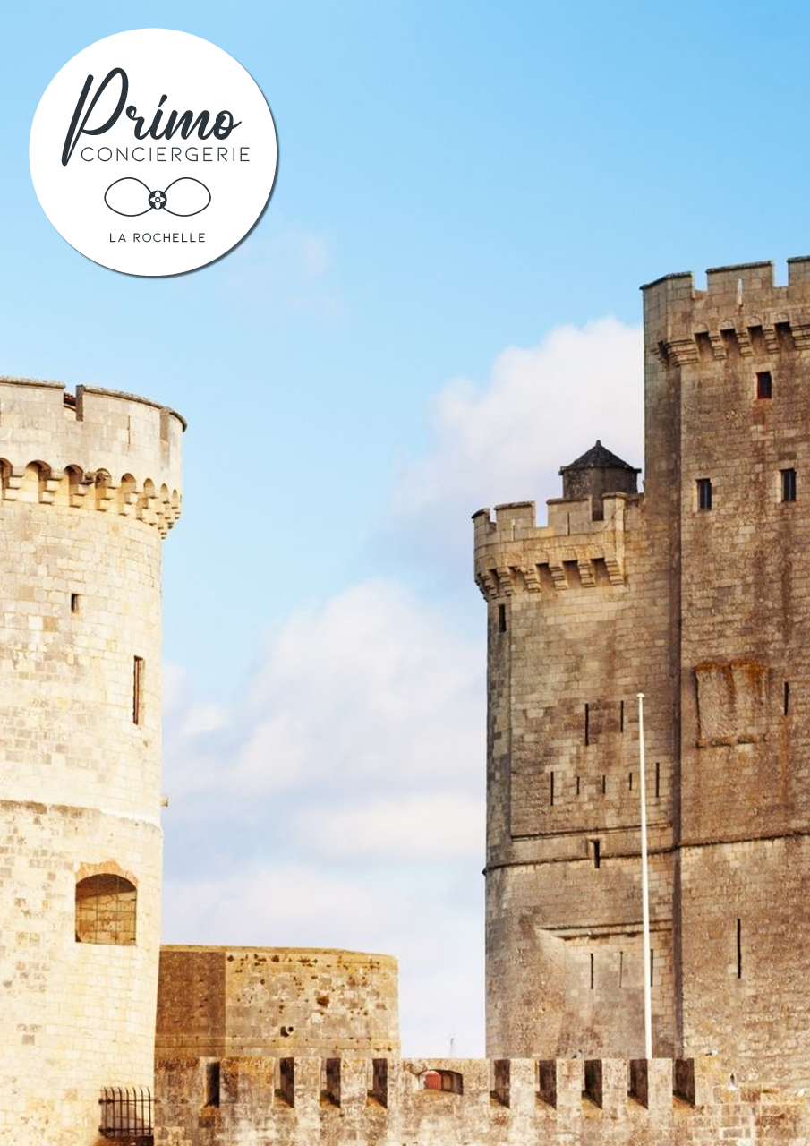 Les tours médiévales de La Rochelle sous un ciel bleu.