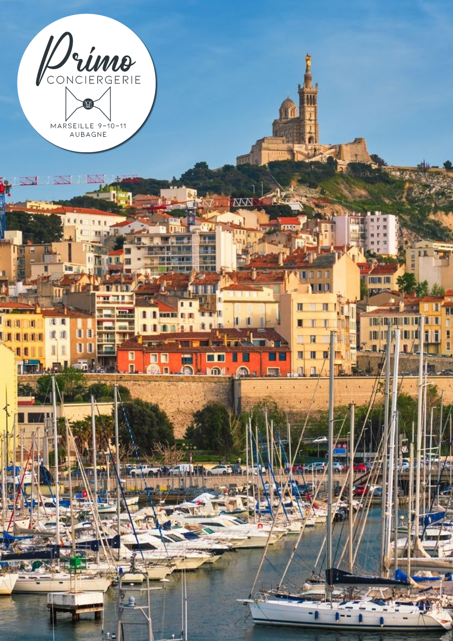 Vue sur la colline de Notre-Dame de la Garde à Marseille avec le port en avant-plan.