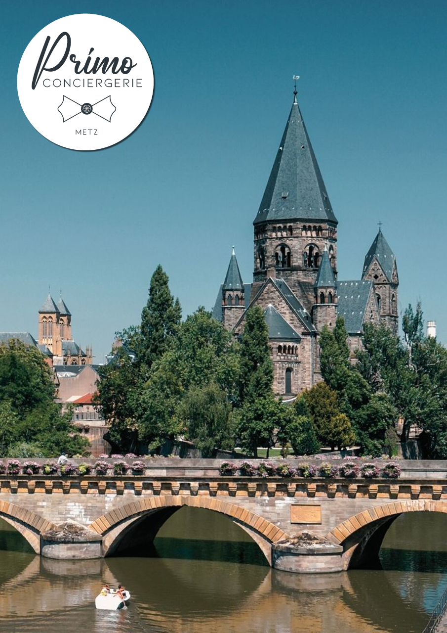 Vue de la Chapelle des Templiers et du Pont Moyen à Metz.