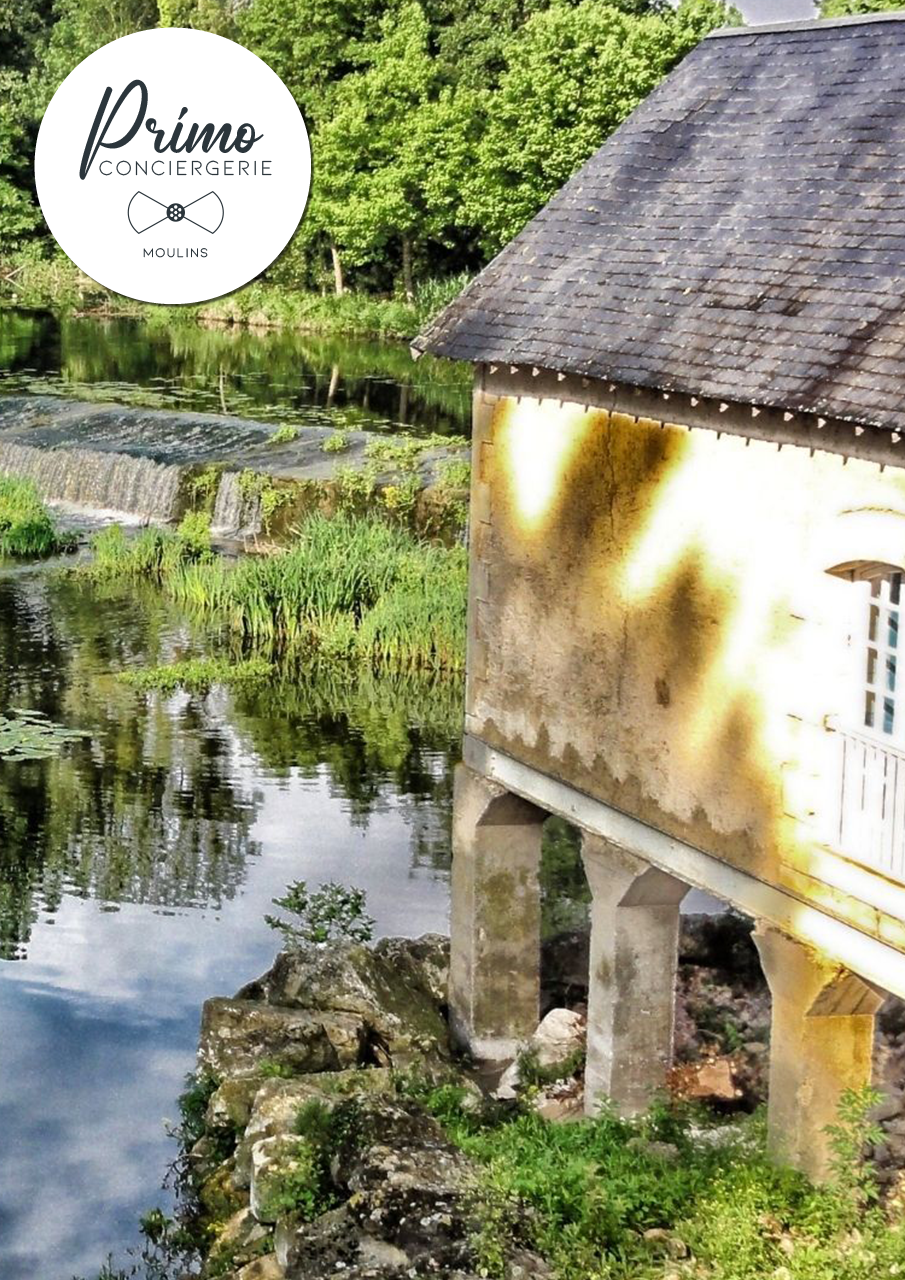 Moulin au bord d'une rivière dans la campagne de Moulins.