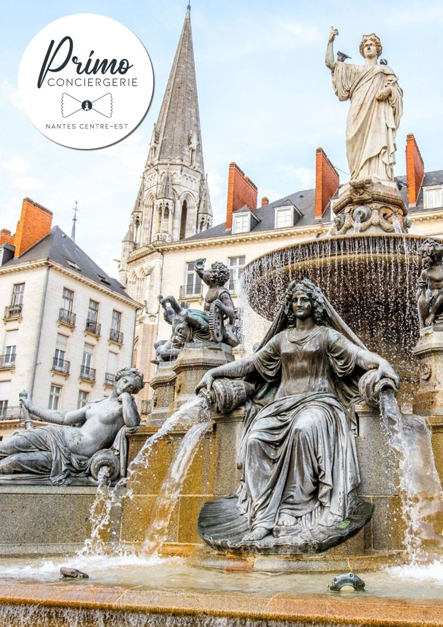 Fontaine monumentale au cœur de Nantes Centre-Est avec sculptures et architecture historique.