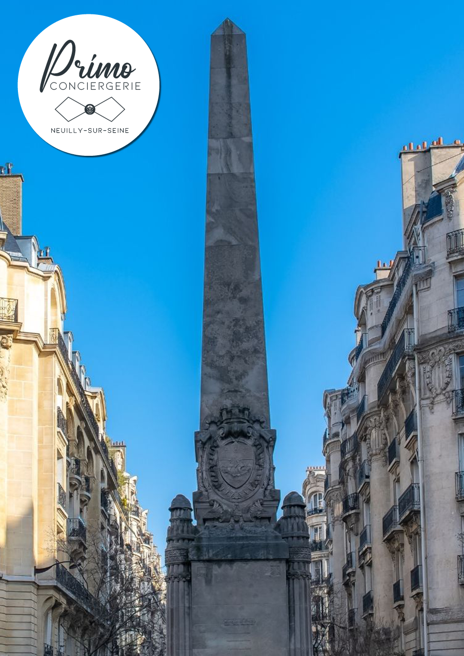 Obélisque historique entouré de bâtiments résidentiels à Neuilly-sur-Seine.