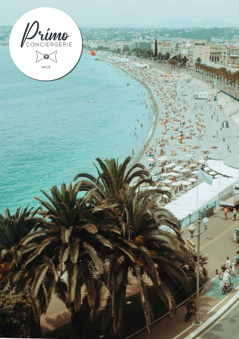 Vue de la Promenade des Anglais et de la plage à Nice.