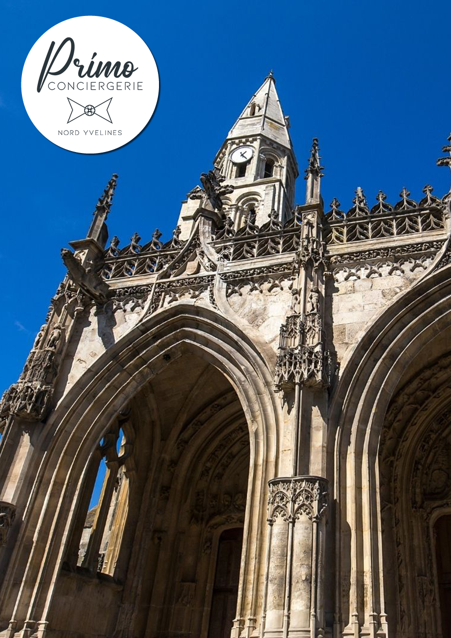 Clocher et façade d'une église historique dans les Yvelines, sous un ciel bleu.