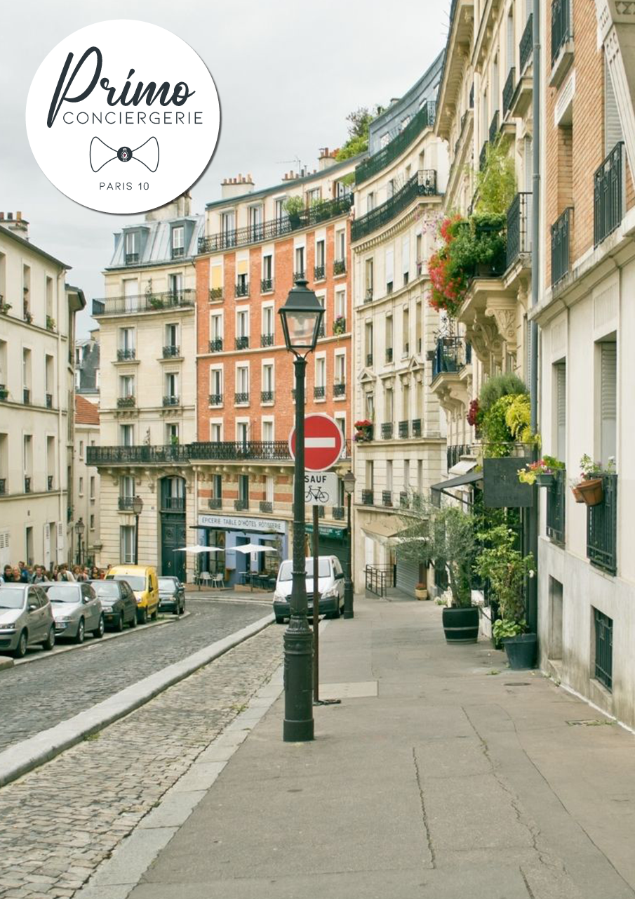 Rue pavée tranquille avec bâtiments résidentiels dans le 10e arrondissement de Paris.