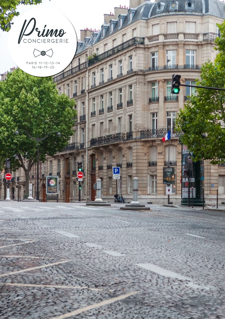 Rue pavée bordée de bâtiments traditionnels dans le 14e arrondissement de Paris.