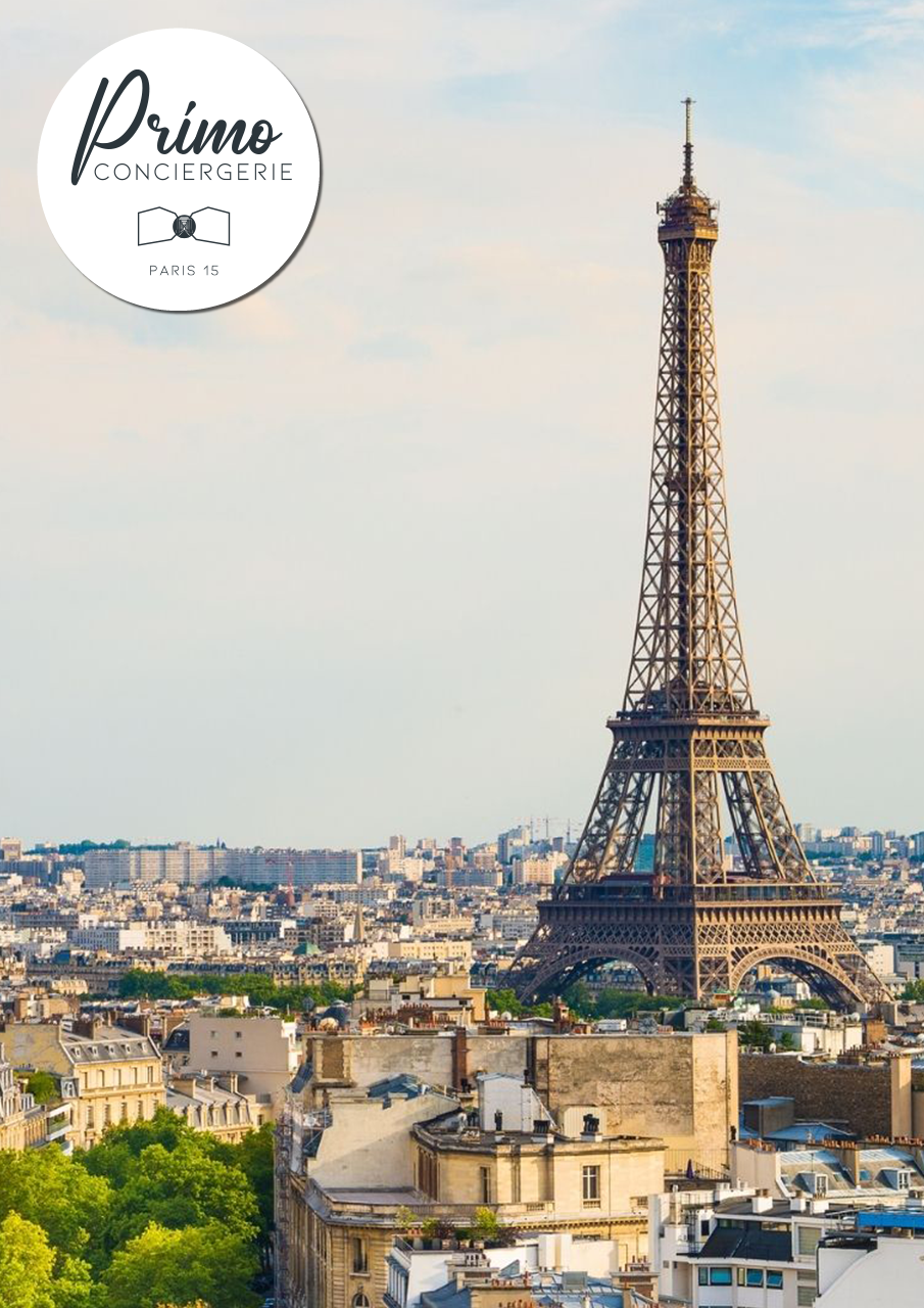 Vue rapprochée de la Tour Eiffel depuis le 15e arrondissement de Paris.