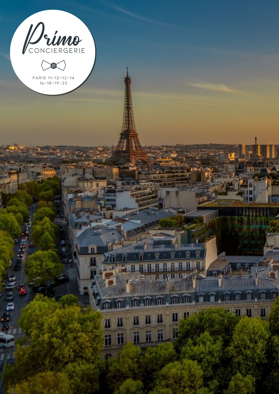 Vue de la Tour Eiffel depuis le 16e arrondissement de Paris, avec des bâtiments haussmanniens au coucher du soleil.