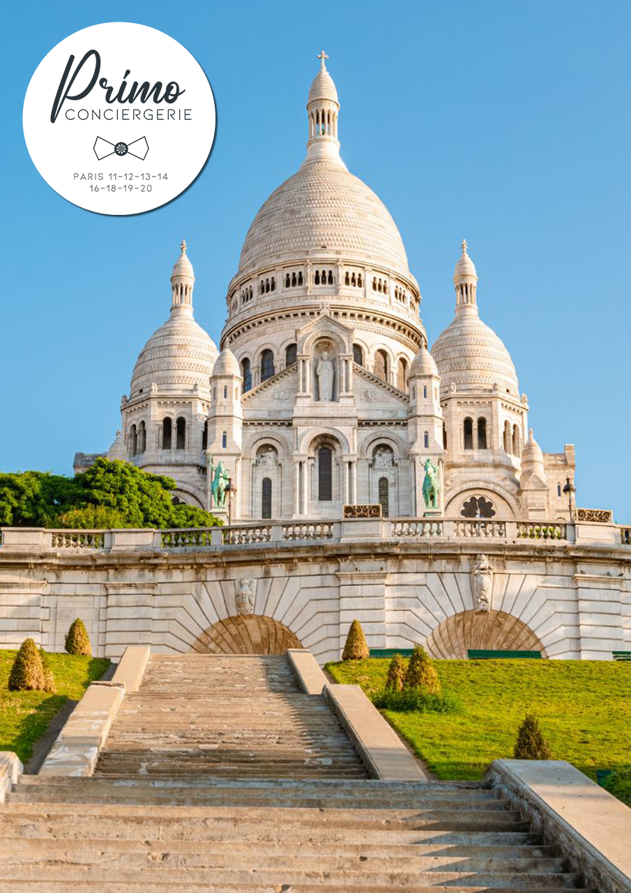 La basilique du Sacré-Cœur sur la colline de Montmartre par une journée ensoleillée.