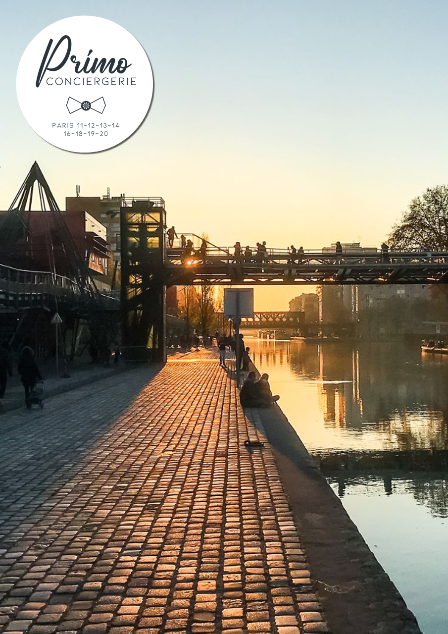 Promenade le long du canal de l'Ourcq à Paris au coucher du soleil.