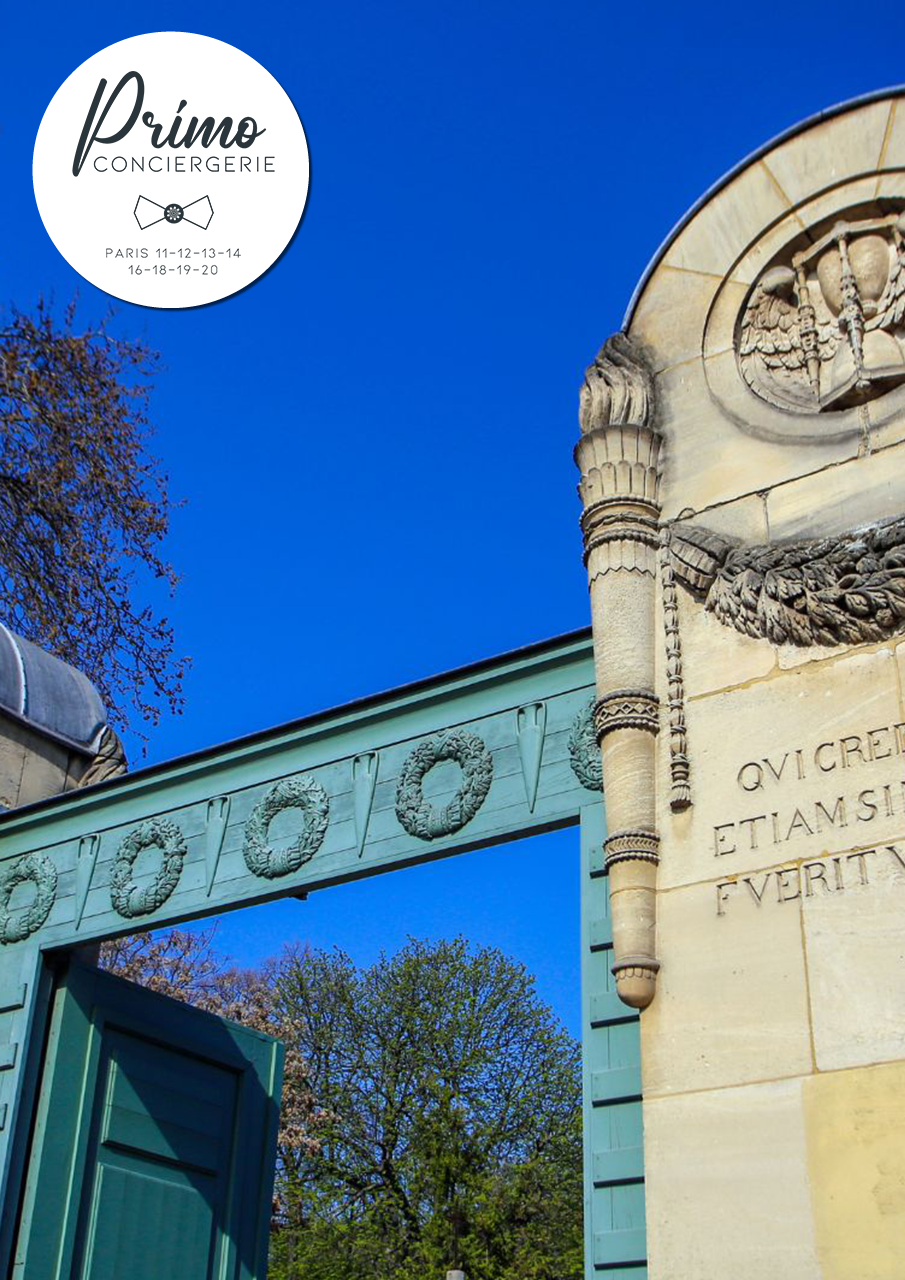 Monument commémoratif à Paris, avec ornements et inscriptions latines.