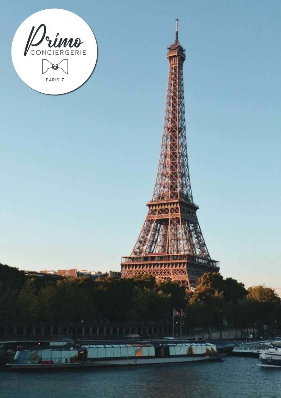 Vue de la Tour Eiffel au bord de la Seine dans le 7e arrondissement de Paris.