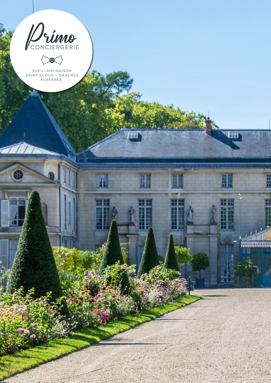 Vue d'un manoir historique entouré de jardins à Rueil-Malmaison.