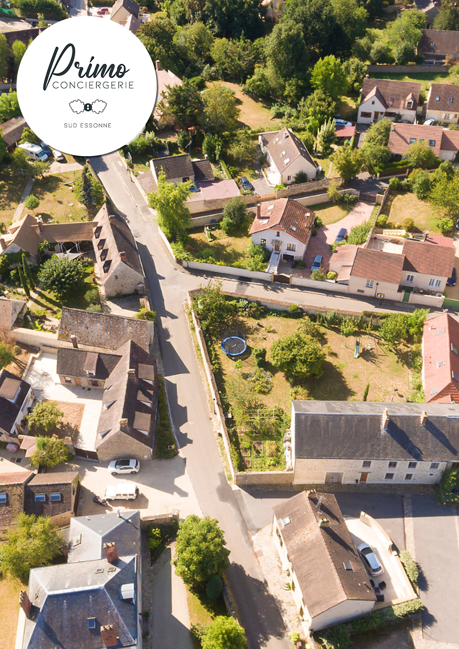 Vue aérienne d'un quartier résidentiel avec maisons et jardins dans le Sud de l'Essonne.