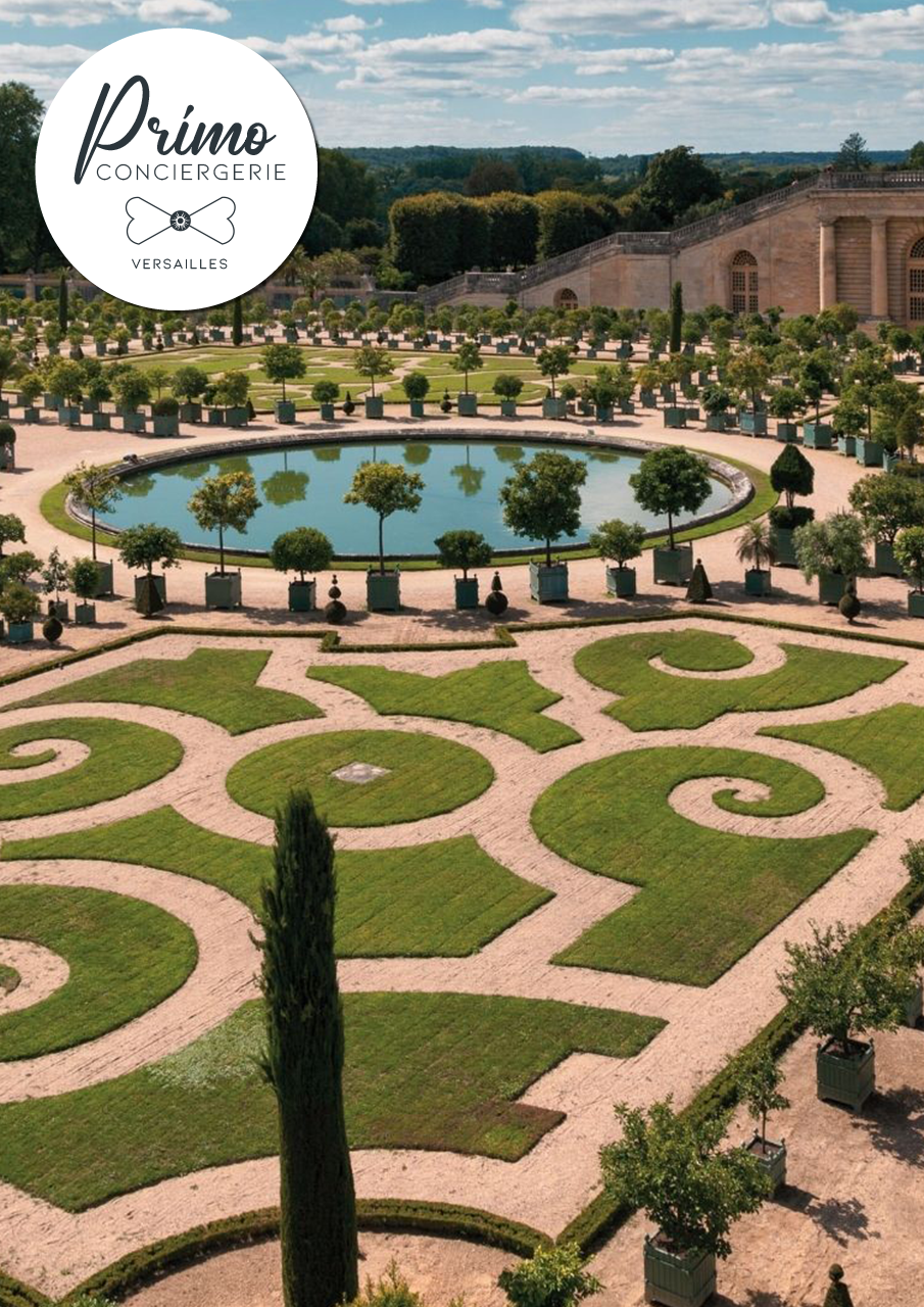 Jardins à la française avec bassins et sculptures au château de Versailles.