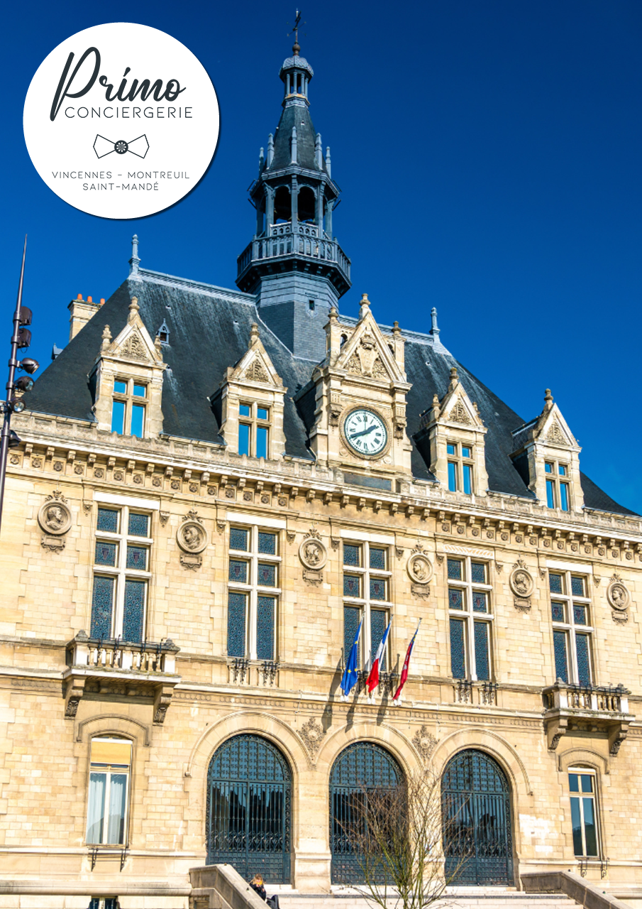 Hôtel de ville de Vincennes avec un ciel bleu en arrière-plan.