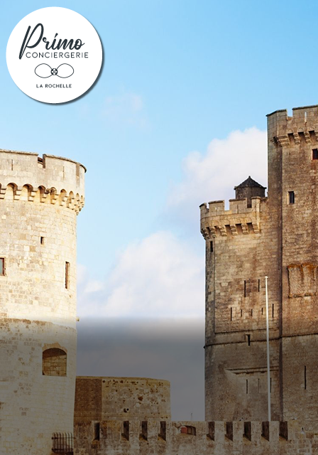 Les tours médiévales de La Rochelle sous un ciel bleu.