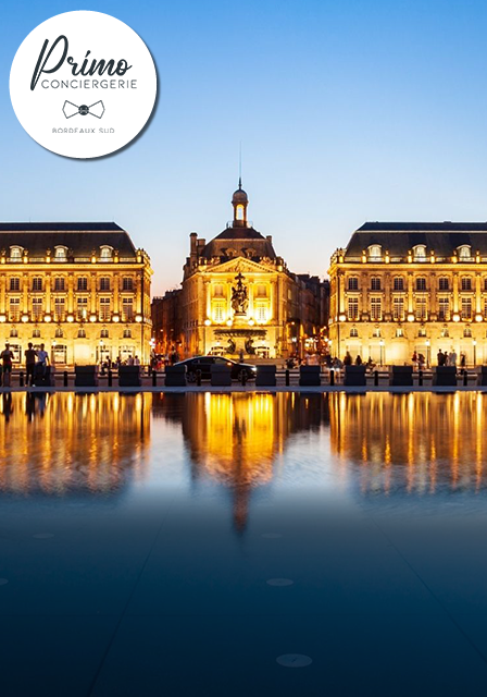 Place de la Bourse à Bordeaux, illuminée en soirée.