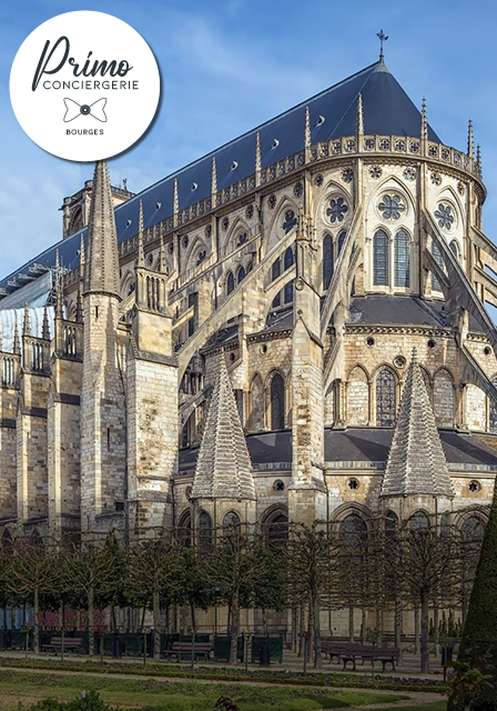 Cathédrale de Bourges entourée de jardins.