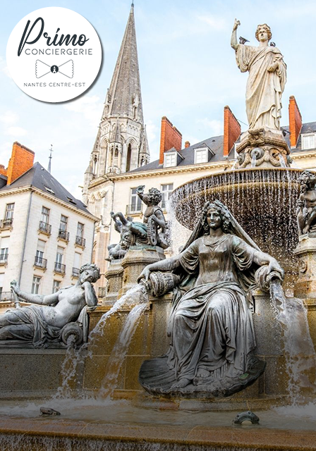 Fontaine monumentale au cœur de Nantes Centre-Est avec sculptures et architecture historique.