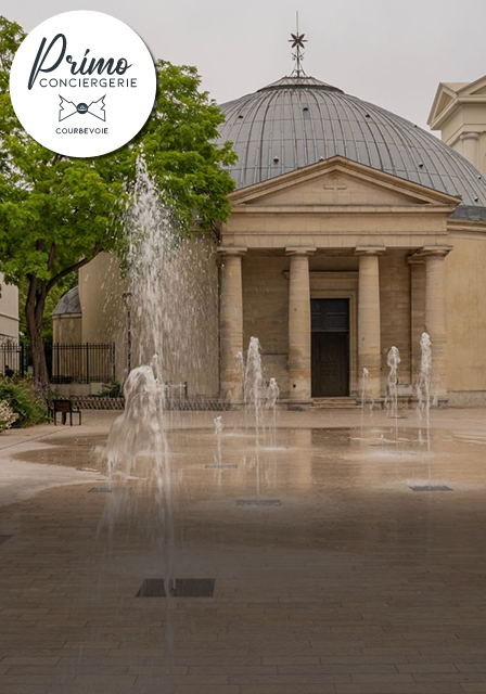 Fontaine devant un bâtiment historique à Courbevoie.