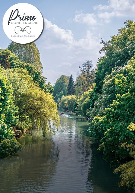 Rivière bordée de végétation luxuriante à Enghien-les-Bains.