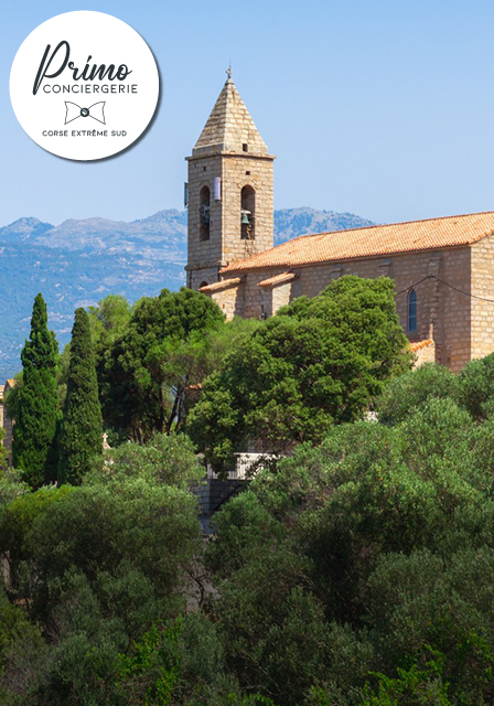 Église pittoresque entourée de nature dans la région de Figari.