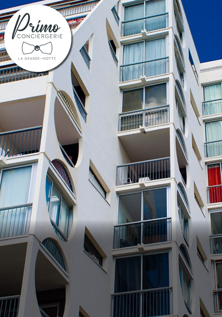 Immeuble moderne à La Grande-Motte, avec des balcons arrondis.