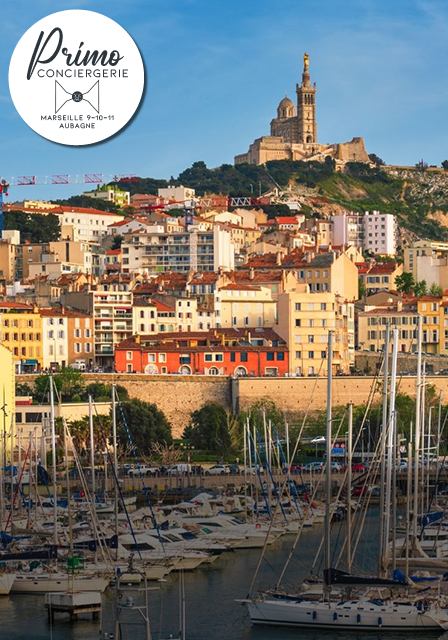 Vue sur la colline de Notre-Dame de la Garde à Marseille avec le port en avant-plan.