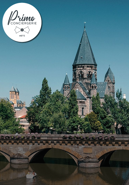 Vue de la Chapelle des Templiers et du Pont Moyen à Metz.