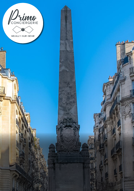 Obélisque historique entouré de bâtiments résidentiels à Neuilly-sur-Seine.