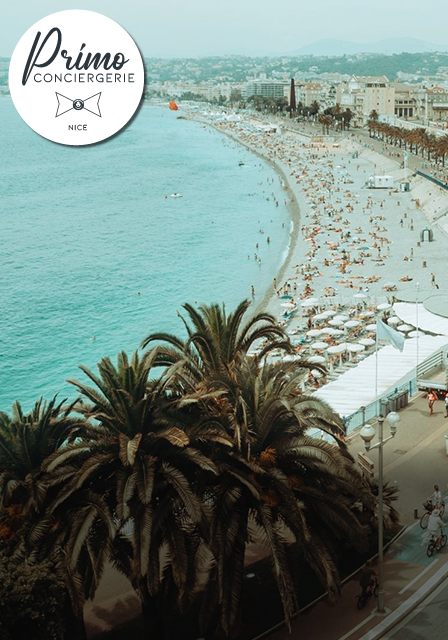 Vue de la Promenade des Anglais et de la plage à Nice.