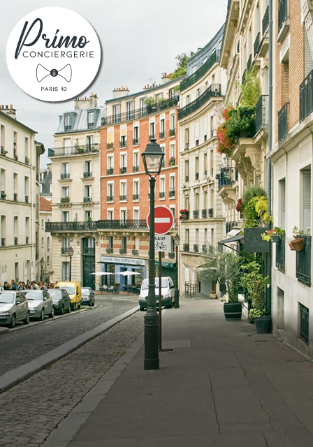 Rue pavée tranquille avec bâtiments résidentiels dans le 10ᵉ arrondissement de Paris.